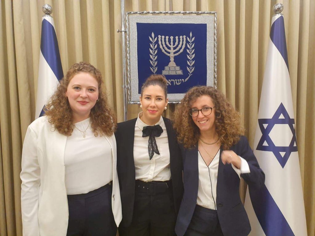 Shirel, en el medio, con otras dos compañeras del curso, en Beit HaNasí Shirel, en el medio, con otras dos compañeras del curso, en Beit HaNasí