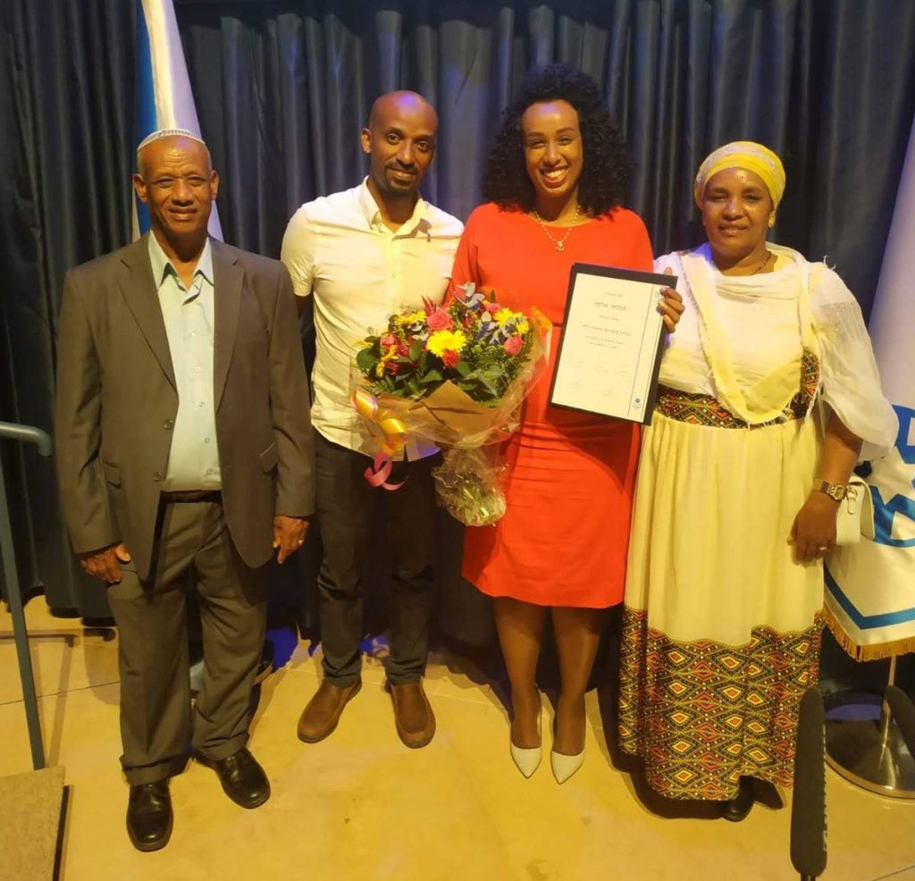 Fentay con su esposo y sus padres en el acto de fin de curso en la Cancillería Fentay con su esposo y sus padres en el acto de fin de curso en la Cancillería