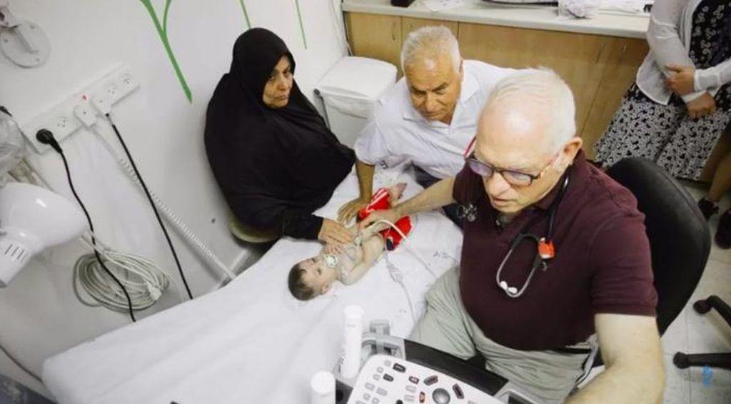 El Dr. Akiva Tamir atendiendo a un niño de Gaza (Foto: SACH)