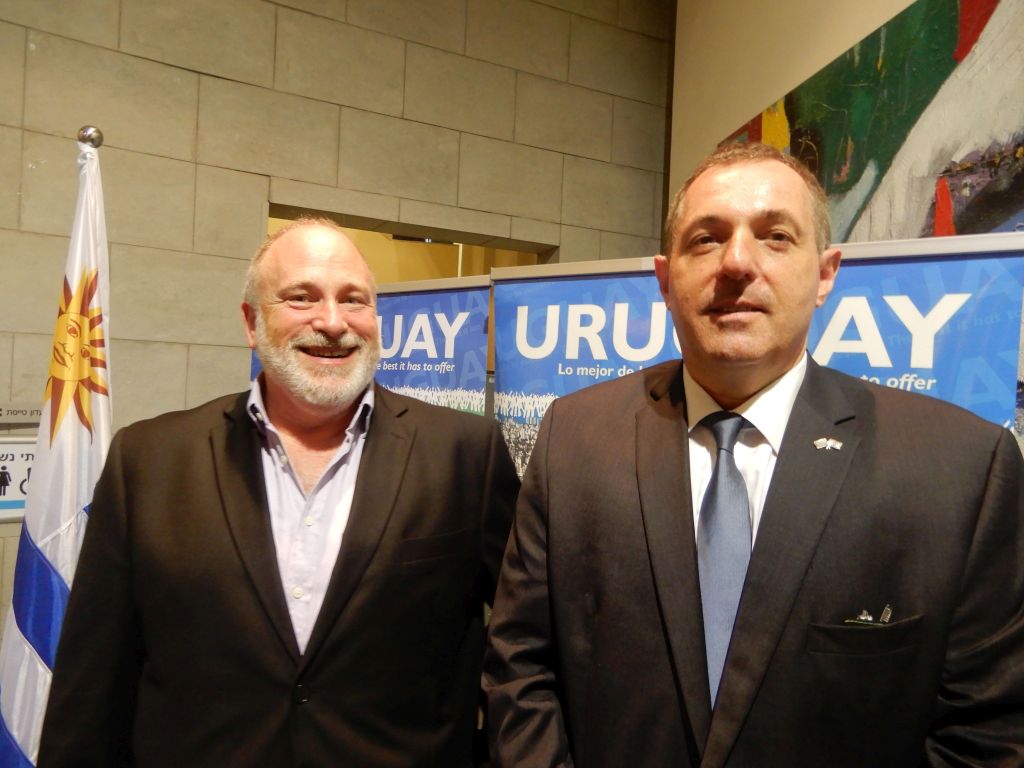 El Embajador Greiver con Meron Reuven, Director de Protocolo en la Cancillería israelí El Embajador Greiver con Meron Reuven, Director de Protocolo en la Cancillería israelí