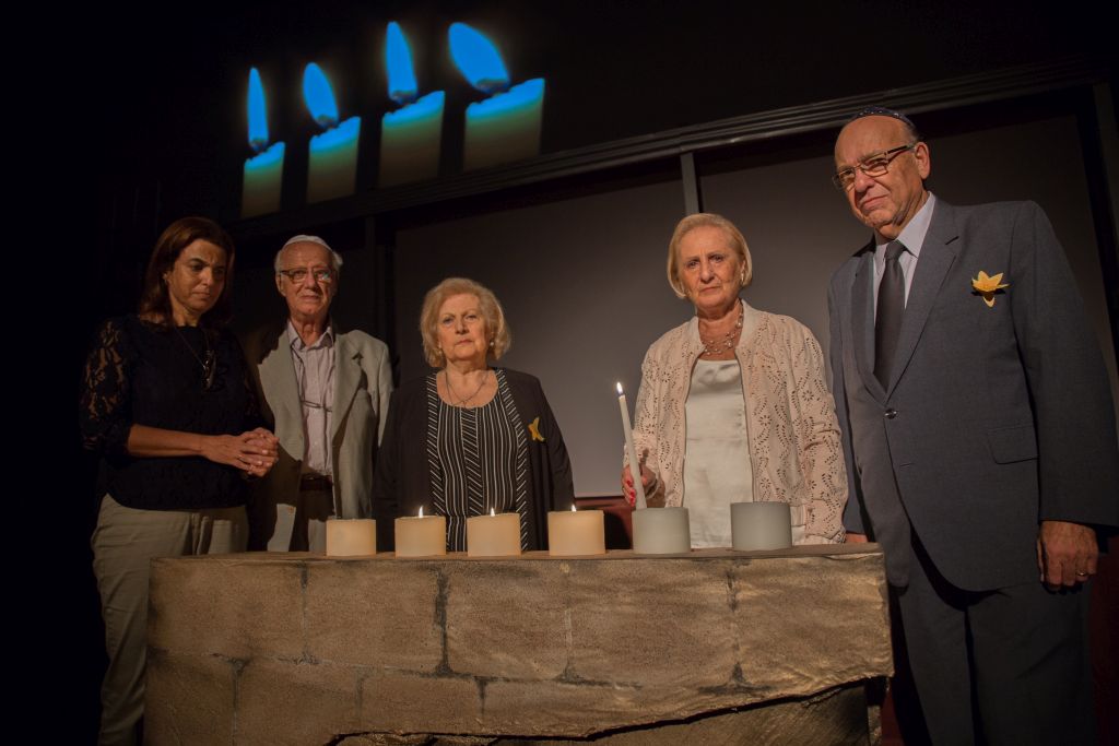 La cuarta vela en el acto de Iom HaShoa el 2017 fue encendida por los sobrevivientes Larissa Inwentarsz, Sara Filut y Meir Markowicz y su hija Graciela, por el heroísmo judío, acompañados por David Acher, Presidente de la Comunidad Sefaradí La cuarta vela en el acto de Iom HaShoa el 2017 fue encendida por los sobrevivientes Larissa Inwentarsz, Sara Filut y Meir Markowicz y su hija Graciela, por el heroísmo judío, acompañados por David Acher, Presidente de la Comunidad Sefaradí