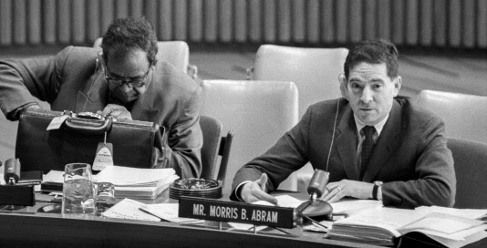  El fundador de UN Watch Morris B. Abram, experto miembro de la Sub Comisión de la ONU sobre la Prevención de la Discriminación y la Protección de Monirías, dirigiéndose a la ONU el 15 de enero de 1964.