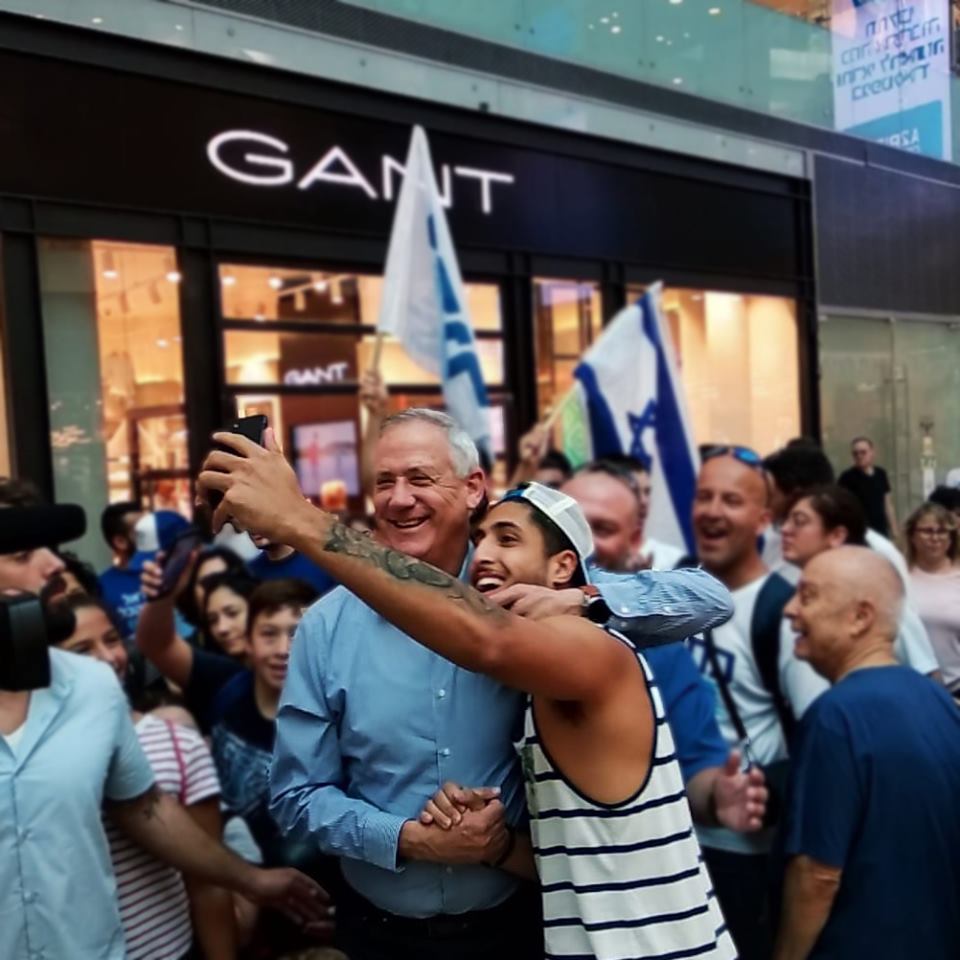 Beni Gantz, jefe de Kajol Lavan, en campaña, en Givataim (Foto: Facebook)