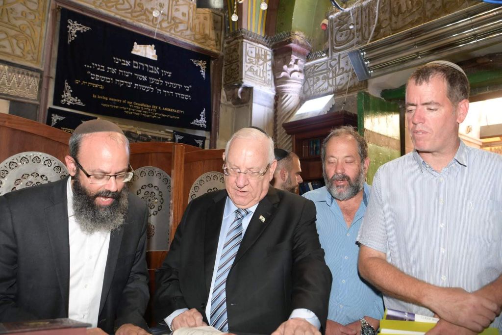 También el Presidente Reuven Rivlin, aquí con dirigentes de la comunidad judía de Hebron, participó en los actos conmemorativos de la matanza. Aquí, dentro de la Tumba de los Patriarcas (Foto: Amos Ben Gershom, GPO)