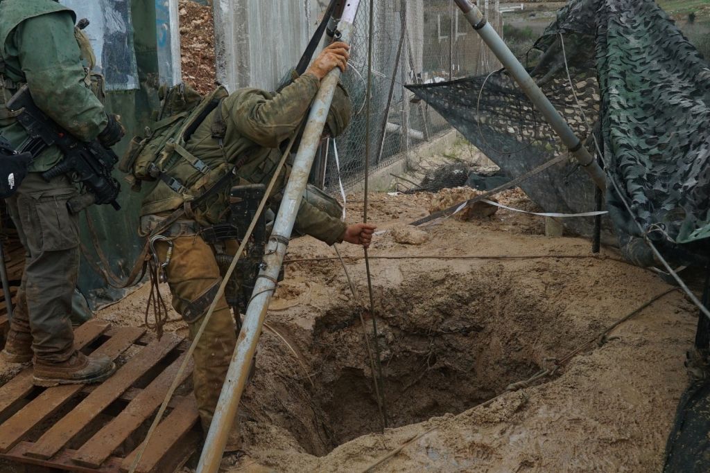 Soldados israelíes neutralizando uno de los túneles de Hizbala hallados en diciembre del 2018 del lado israelí de la frontera (Foto: Dover Tzahal)