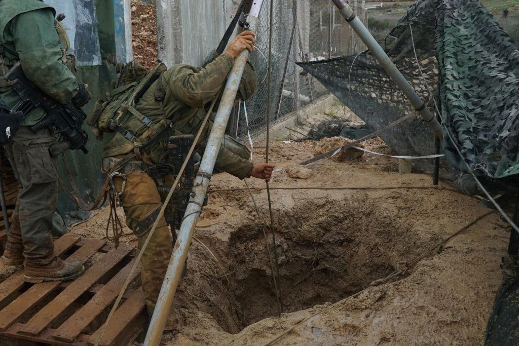 Soldados israelíes neutralizando uno de los túneles de Hizbala hallados en diciembre del 2018 del lado israelí de la frontera (Foto: Dover Tzahal) Soldados israelíes neutralizando uno de los túneles de Hizbala hallados en diciembre del 2018 del lado israelí de la frontera (Foto: Dover Tzahal)