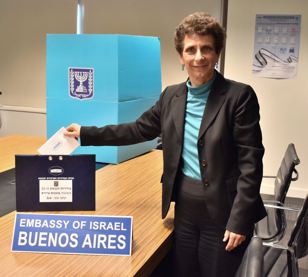 Galit Ronen votando en Buenos Aires