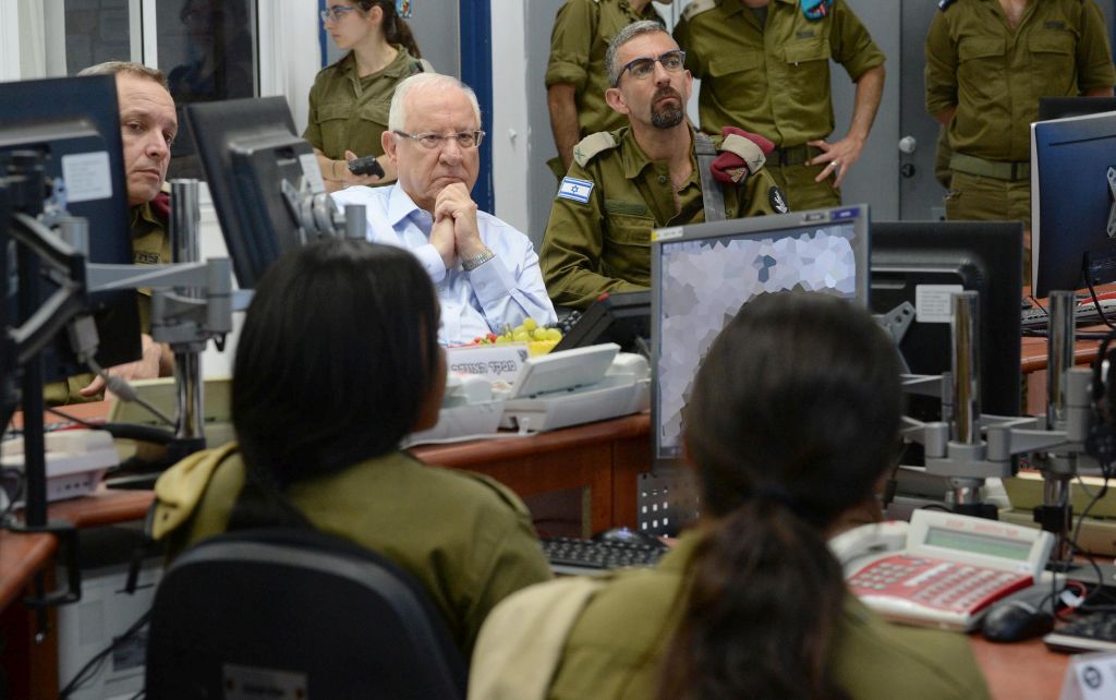 El Presidente recibe explicaciones sobre el trabajo de observacion (Foto: Mark Neiman, GPO)