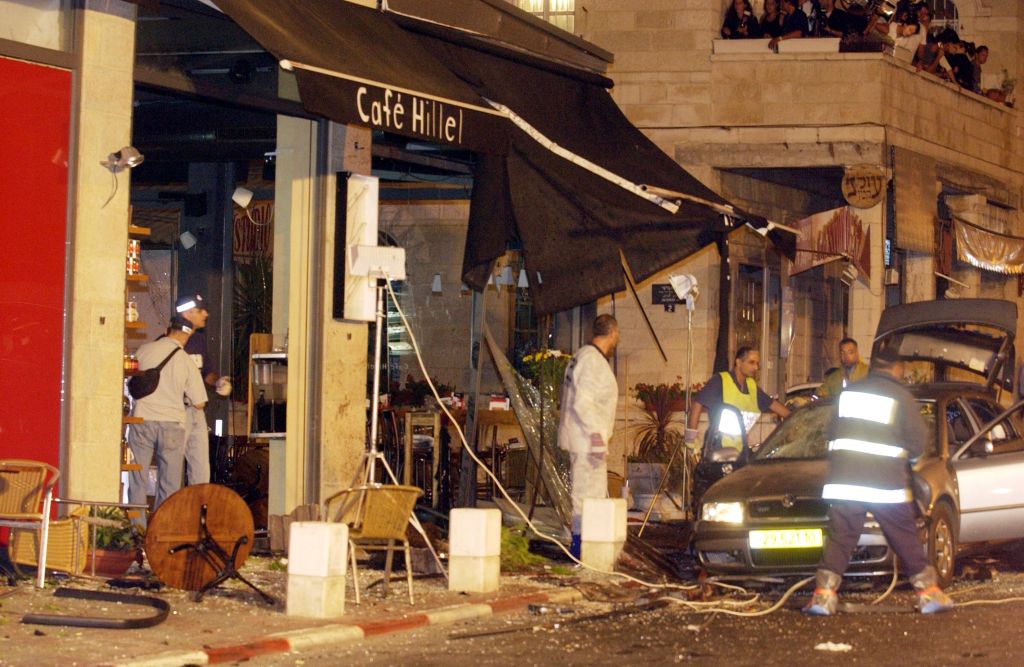 Una vista desde afuera del café Hillel destrozado por la bomba (Foto; Moshe Milner. GPO)