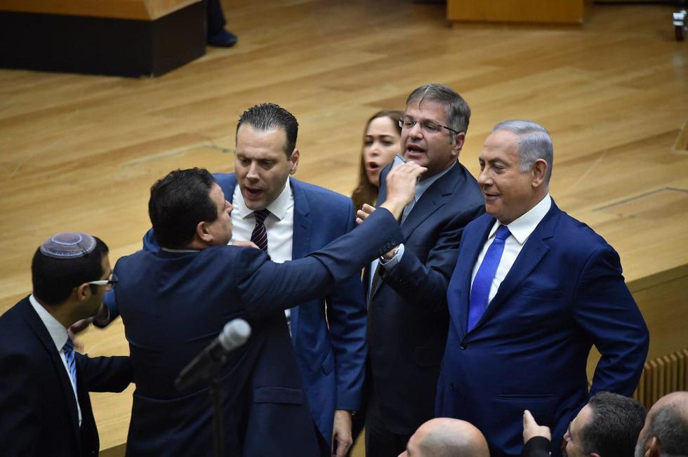 El teléfono de Odeh, la cara de Netanyahu, los defensores ...y el nivel de la Kneset. (Foto: Yoav Dudkovitch, captura de pantalla de Arutz HaKneset)