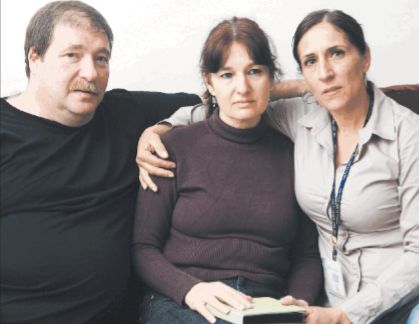 Dalit y Marcelo Raij, con Guila Zoro Gila Zoro (derecha), junto a Dalit y Marcelo Raij. Esta foto , de Yehoshua Yosef, fue publicada años atrás en “Israel Hashavua”, en el marco de un reportaje de Eran Navon sobre la amistad surgida a partir de la tragedia, y sobre el aporte de los padres de Dana (Z”L) a los esfuerzos por concientizar a la población sobre la importancia de donar órganos y tejidos.