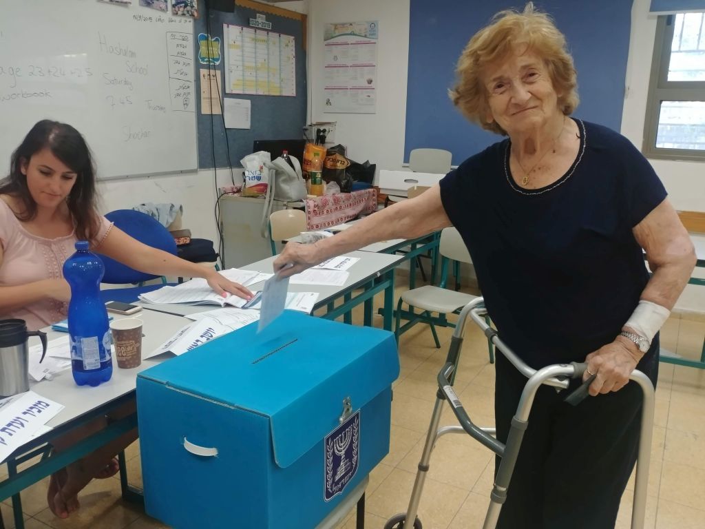 Taiby votó en Jerusalem. Se facilitó una urna accesible para evitar el esfuerzo de muchas escaleras en alguos centros de votación. Si por ello no se vota en la urna originalmente destinada, el voto va en doble sobre.