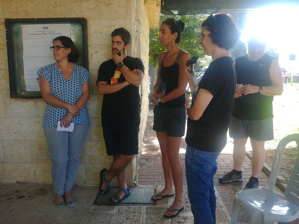 En el moshav Ora, esperando desde temprano para votar