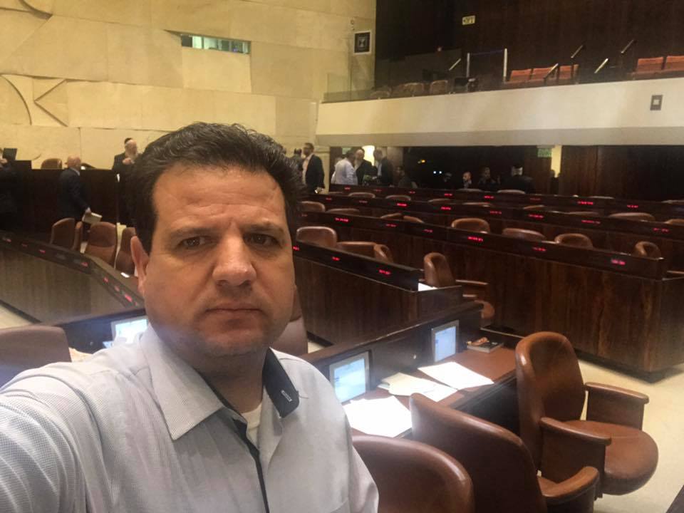 Ayman Odeh, jefe de la Lista Conjunta, selfie en la Kneset
