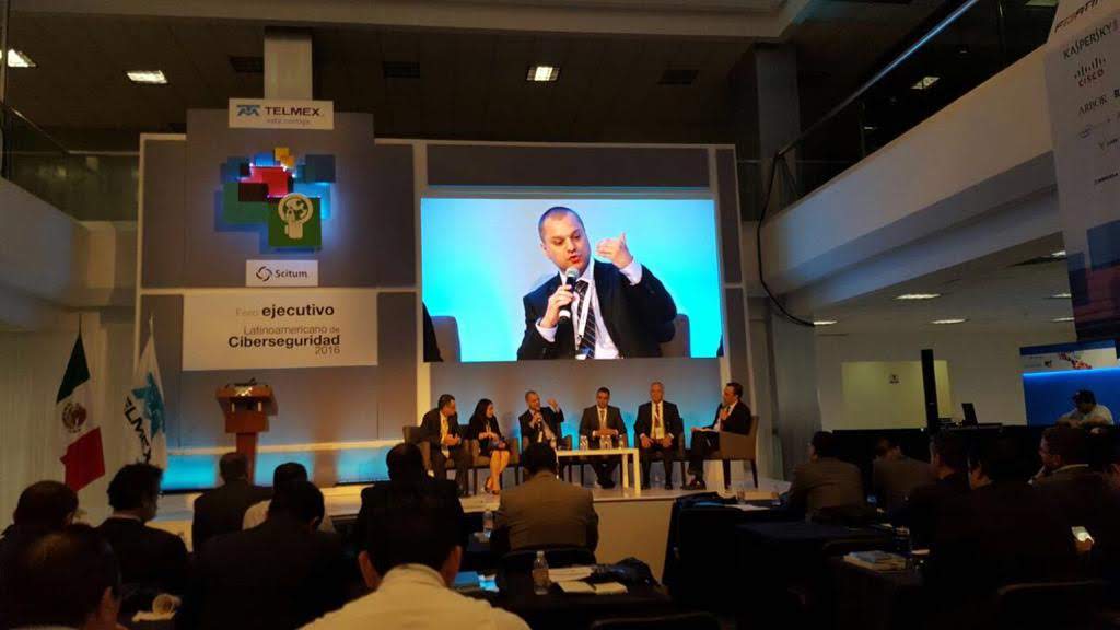 Invitado a un congreso en México organizado por el grupo del empresario Carlos Slim