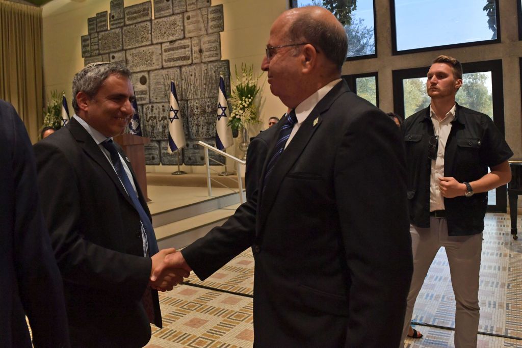 El número 3 de Kajol Lavan Moshe Yaalon (a la derecha) y el Mnistro Zeev Elkin del Likud, se cruzaron en Beit HaNasí El número 3 de Kajol Lavan Moshe Yaalon (a la derecha) y el Mnistro Zeev Elkin del Likud, se cruzaron en Beit HaNasí