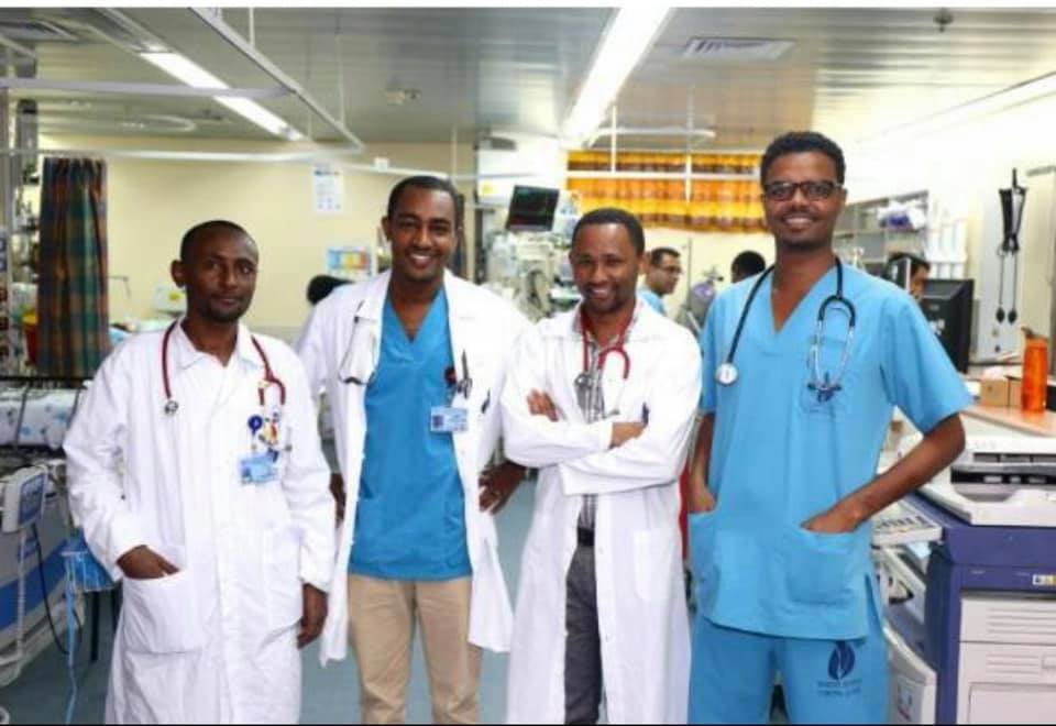 Esta foto publicada en la ocasión por SACH recuerda que varios médicos etíopes se han capacitado en el Wolfson. De esta foto, aún está en Israel el médico anestesista, de la derecha. 