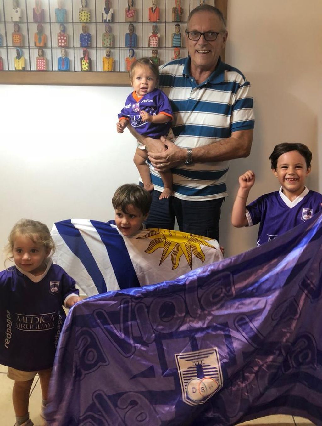 Una foto clave que Ruben atesora: con sus cuatro nietos, todos con la camiseta de Defensor, el club de su corazón