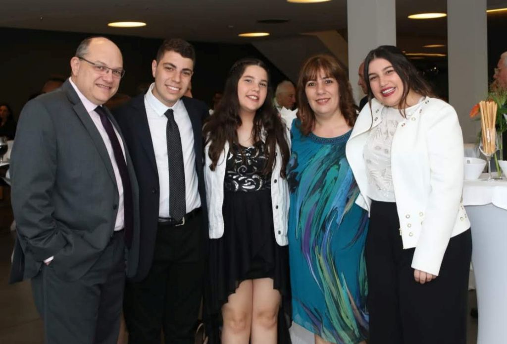 Dani y Paula con sus tres hijos Dani y Paula con sus tres hijos