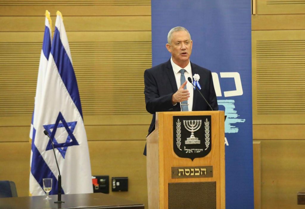 Beni Gantz en una reunión de su partido en la Kneset /Foto: Elad Malka)