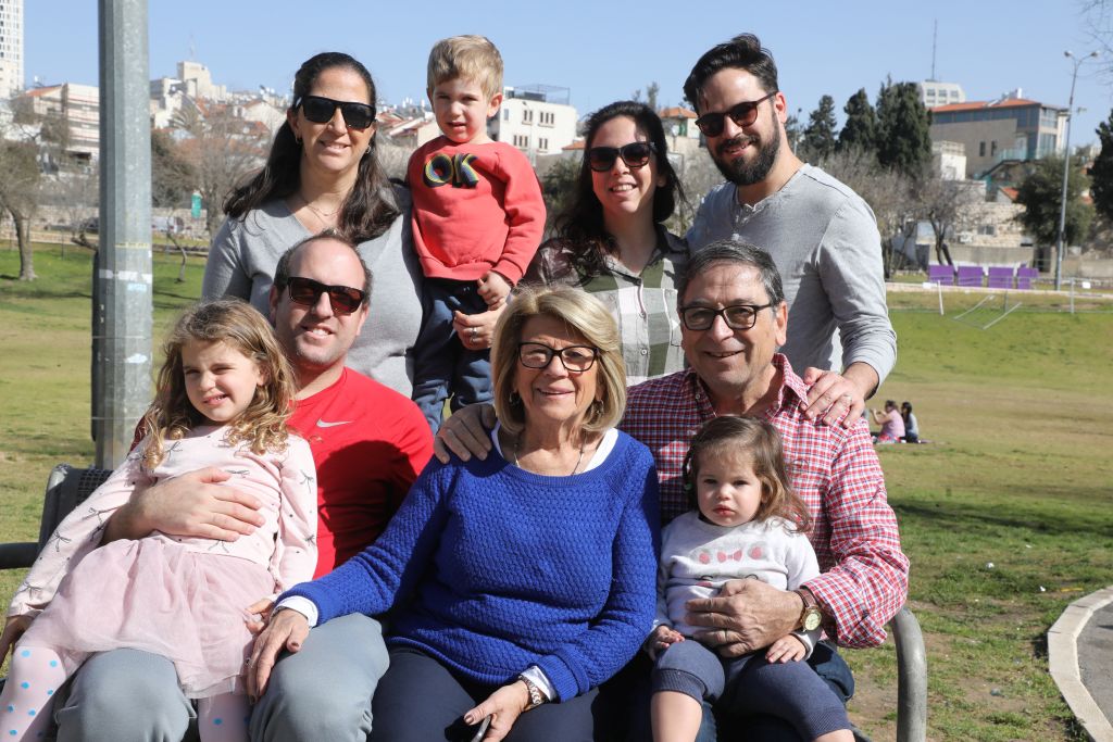 En familia. Arriba, de izquierda a derecha: La hija Shani con su hio Eitan de 3 años, la nuera Maayan, y el hijo Yaniv. Abajo: la nieta Alma de 5 aos, el yerno Ido, Raquel y Tuta y la nita de 2años, hija de Yaniv En familia. Arriba, de izquierda a derecha: La hija Shani con su hio Eitan de 3 años, la nuera Maayan, y el hijo Yaniv. Abajo: la nieta Alma de 5 aos, el yerno Ido, Raquel y Tuta y la nita de 2años, hija de Yaniv