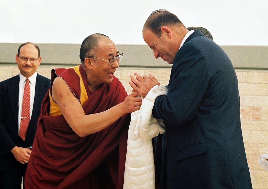En 1999 el entonces Presidente de la Kneset Abraham Burg con el Dalai Lama En 1999 el entonces Presidente de la Kneset Abraham Burg con el Dalai Lama