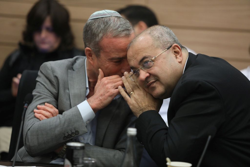 Elazar Shtern, diputado originalmente de Yesh Atid y hoy de Kajol Lavan, con el diputado Ahmed Tibi de la Lista Conjunta Elazar Shtern, diputado originalmente de Yesh Atid y hoy de Kajol Lavan, con el diputado Ahmed Tibi de la Lista Conjunta