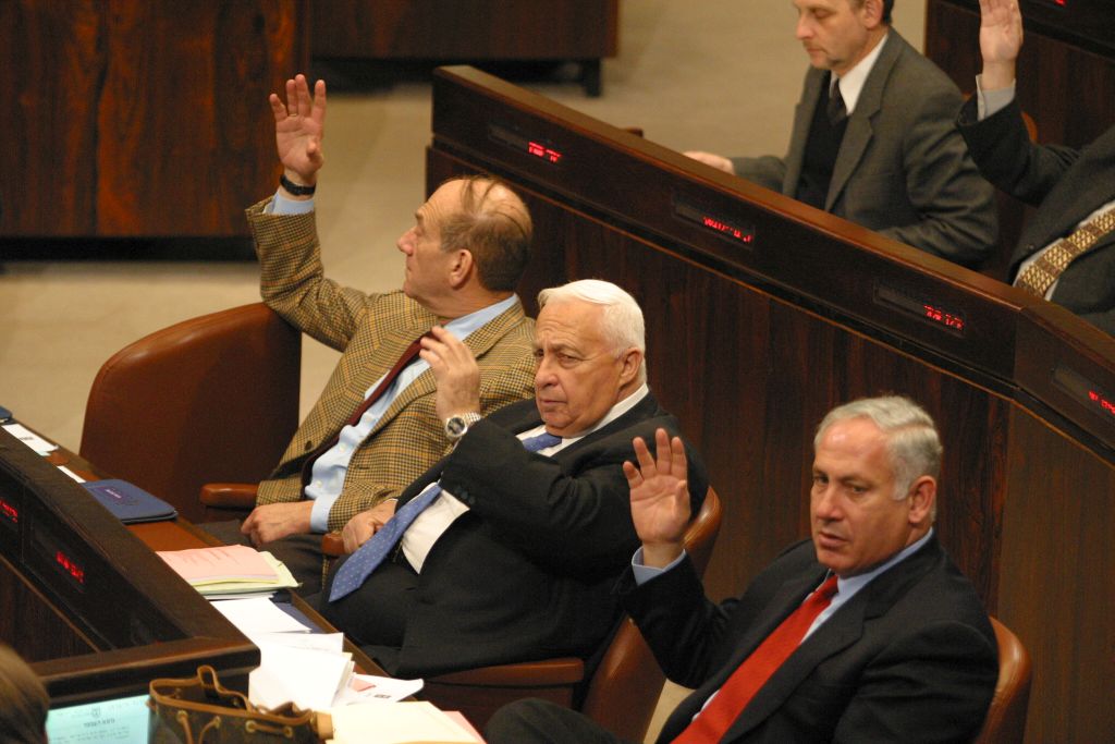 Años atrás, en la bancada del Likud en la Kneset. Ehiud Olmert, Ariel Sharon (z"l) y Biniamin Netanyahu