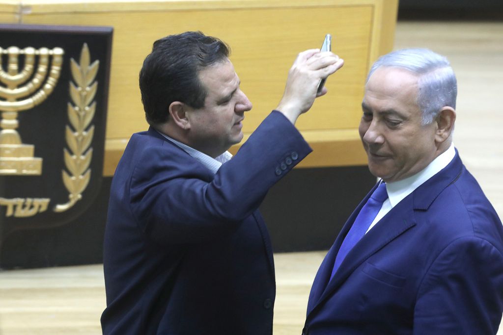 Hace pocas semanas, en la Kneset. el jefe de la Lista Conjunta Ayman Odeh "desafiando" a Netanyahu con su celular