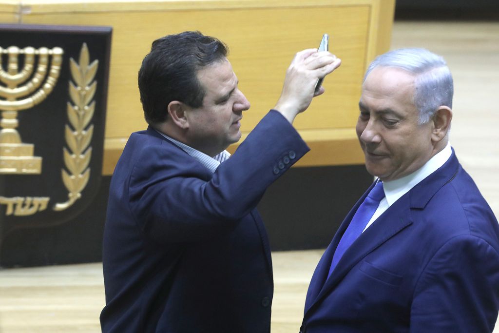 Hace pocas semanas, en la Kneset. el jefe de la Lista Conjunta Ayman Odeh "desafiando" a Netanyahu con su celular Hace pocas semanas, en la Kneset. el jefe de la Lista Conjunta Ayman Odeh "desafiando" a Netanyahu con su celular