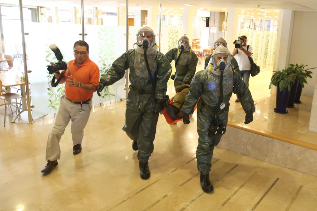 Fotógrafo fotografiado en acción durante un simulacro de seguridad Fotógrafo fotografiado en acción durante un simulacro de seguridad