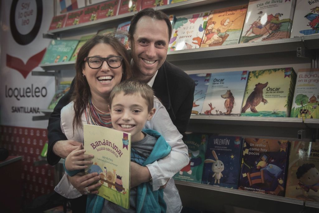 Gaby con su esposo Daniel Cyjon y su hijo Uriel, tras la presentación de uno de sus libros Gaby con su esposo Daniel Cyjon y su hijo Uriel, tras la presentación de uno de sus libros