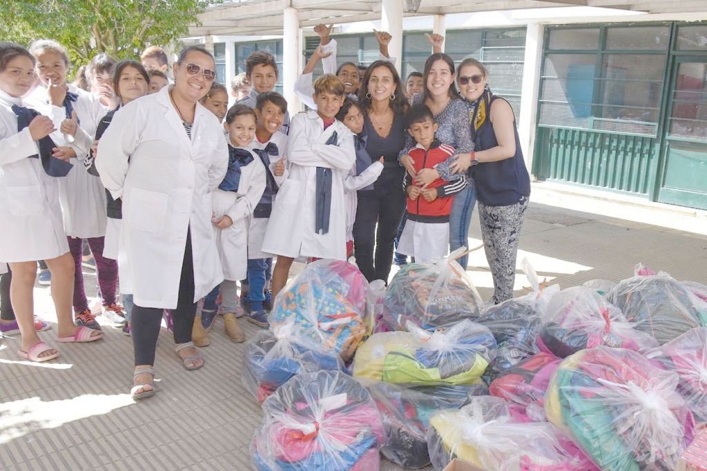 Gaby (a la derecha), con dos de sus compañeras en el proyecto Mimochi, en una de las escuelas en las que entregaron mochilas, con alumnos y maestras Gaby (a la derecha), con dos de sus compañeras en el proyecto Mimochi, en una de las escuelas en las que entregaron mochilas, con alumnos y maestras