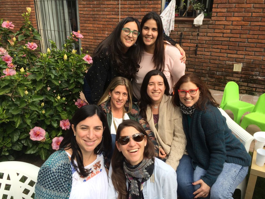 Las co-fundadoras de Mimochi. De arriba hacia abajo y de izquierda a derecha: Debbie Durlacher, Noemí Geppert, Rosina Singer, Patty Albojer, Gaby Fleiss, Nathalie Macadar y Patricia Rajchnudel Las co-fundadoras de Mimochi. De arriba hacia abajo y de izquierda a derecha: Debbie Durlacher, Noemí Geppert, Rosina Singer, Patty Albojer, Gaby Fleiss, Nathalie Macadar y Patricia Rajchnudel