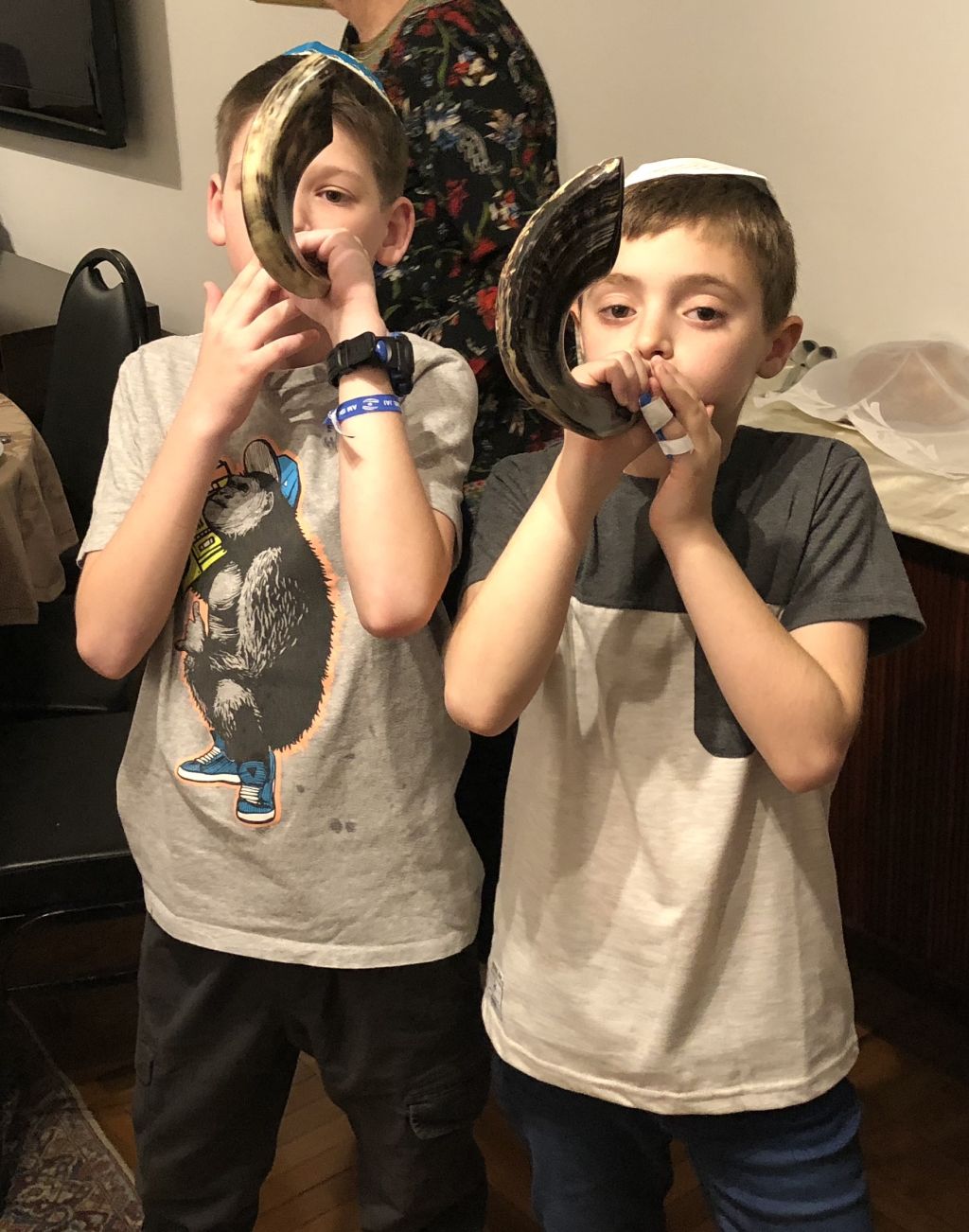 Los emotivos momentos del Shofar al terminar Iom Kipur. Uriel Cyjon y Eial Hodara, protagonistas Los emotivos momentos del Shofar al terminar Iom Kipur. Uriel Cyjon y Eial Hodara, protagonistas.