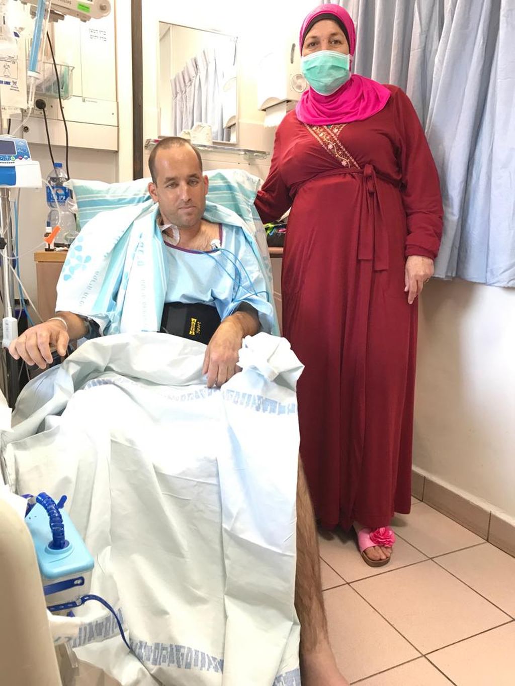 Aida de la localidad árabe israelí de Shfaram, junto a la cama de Israel, que recibió su donación de riñón Aida de la localidad árabe israelí de Shfaram, junto a la cama de Israel, que recibió su donación de riñón