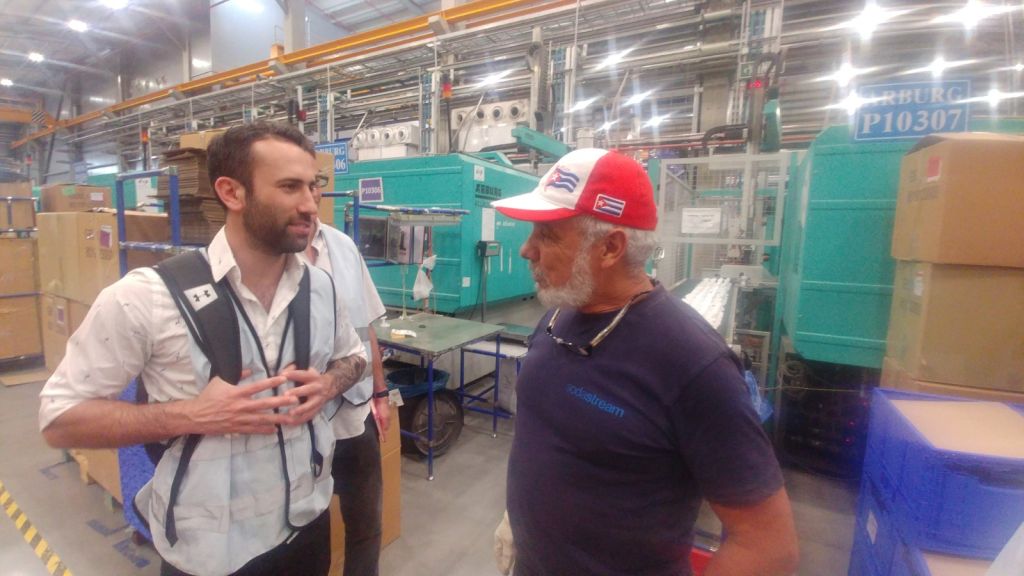 En la compañía Sodastream en el Neguev, conversando con un empleado cubano. En el lugar trabajan en plena armonía israelíes judíos, árabes musulmanes y cristianos y también palestinos de Cisjordania.