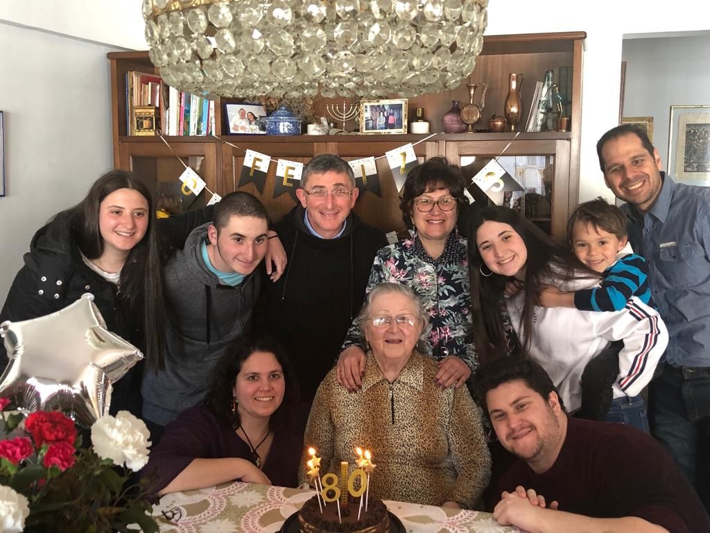 Marcos en familia, con su mamá, su esposa e hijos, su hermana y sobrinos Marcos en familia, con su mamá, su esposa e hijos, su hermana y sobrinos