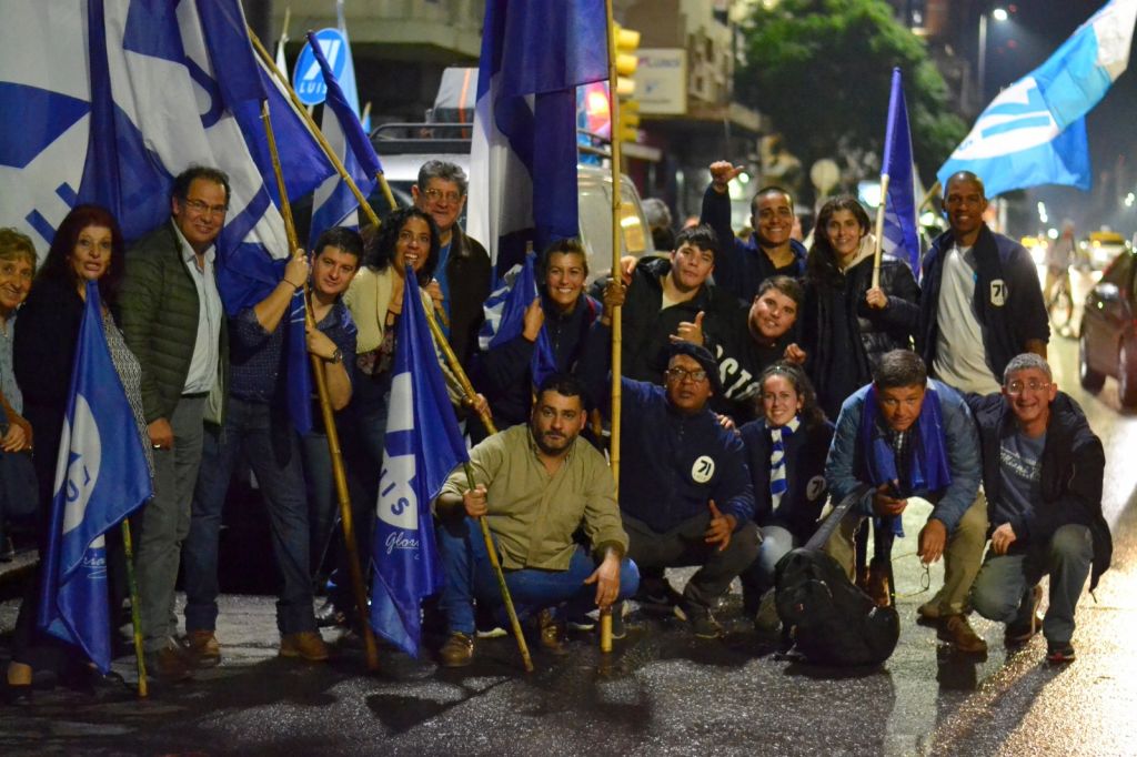 Con compañeros de su sector político. Marcos, a la derecha. Con compañeros de su sector político. Marcos, a la derecha.