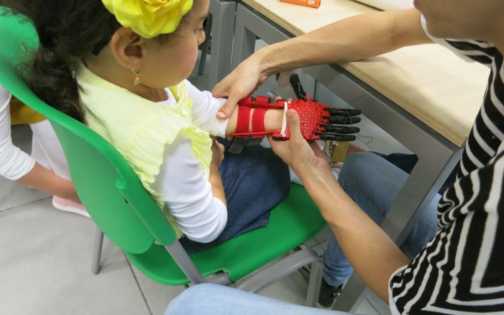 La mayoría de los niños optan por manos impresas de colores. Foto cortesía de Haifa 3D.