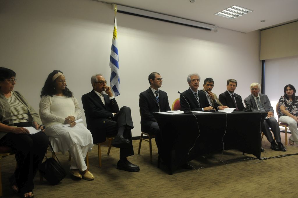 La Comisión por la Verdad y la Justicia. El Dr. Sclofsky está a la derecha de la bandera. (Foto: SEPREDi)