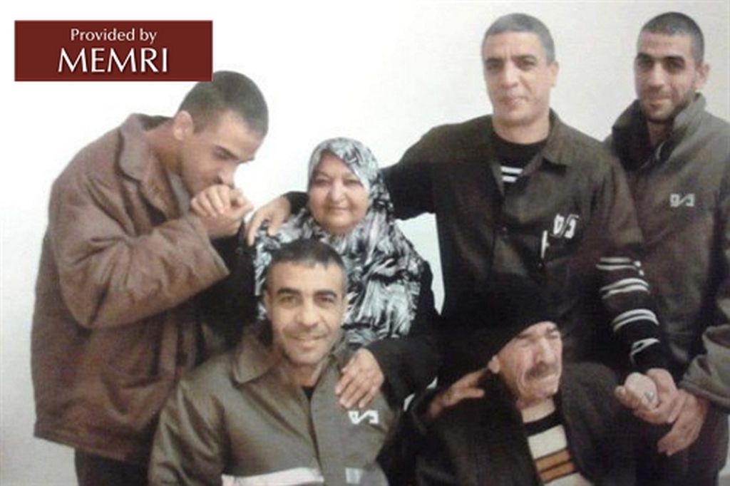 Latifa Abu Hmeid junto a tres de sus hijos encarcelados, Nasr, Nasser y Muhammad Abu Hmeid (Fuente: Twitter.com/MohamdNashwan, 15 de junio, 2018) Latifa Abu Hmeid junto a tres de sus hijos encarcelados, Nasr, Nasser y Muhammad Abu Hmeid (Fuente: Twitter.com/MohamdNashwan, 15 de junio, 2018)