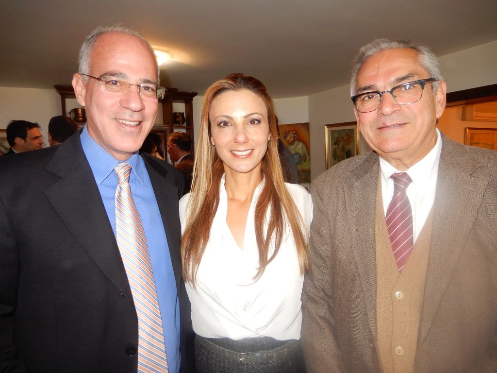 El Embajador y su esposa Adi junto al Ministro de Agricultura, Ganadería y Pesca Enzo Benech, en el brindis en la residencia por la reciente presentación de Credenciales El Embajador y su esposa Adi junto al Ministro de Agricultura, Ganadería y Pesca Enzo Benech, en el brindis en la residencia por la reciente presentación de Credenciales