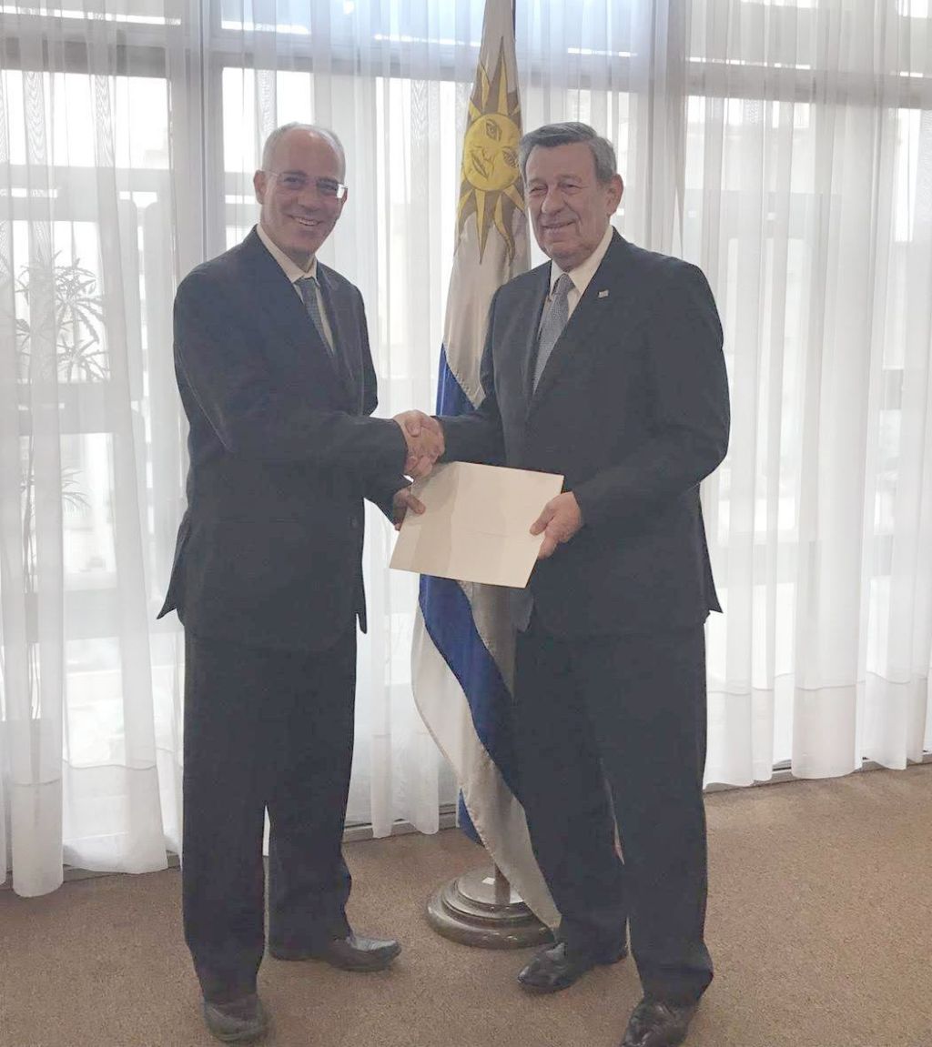 El Embajador Magen presentando al Canciller Rodolfo Nin Novoa las Credenciales figuradas, paso previo a las Credenciales formales al Presidente de la República El Embajador Magen presentando al Canciller Rodolfo Nin Novoa las Credenciales figuradas, paso previo a las Credenciales formales al Presidente de la República