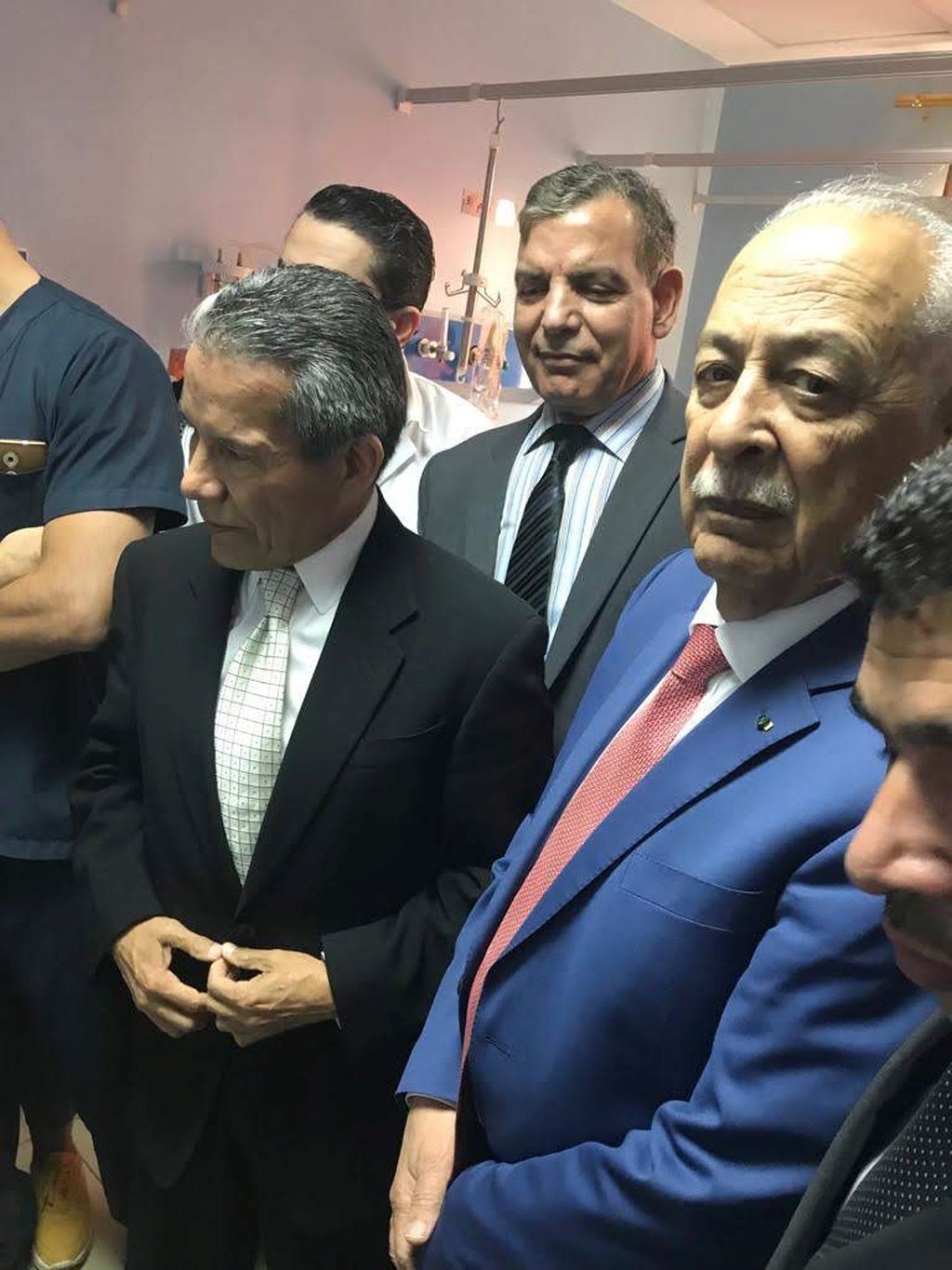 En el hospital, el Embajador mexicano Roberto Rodríguez,el jefe de la Corte Real, Yousef Isawi (de azul) y en el medio, atrás, el Ministro de Salud Pública jordano Dr. Sa´ed Jaber
