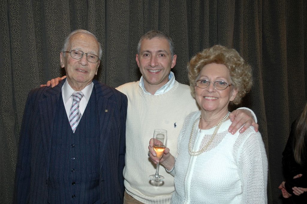Aquí con Doris y su hijo Claudio hace varios años Aquí con Doris y su hijo Claudio hace varios años