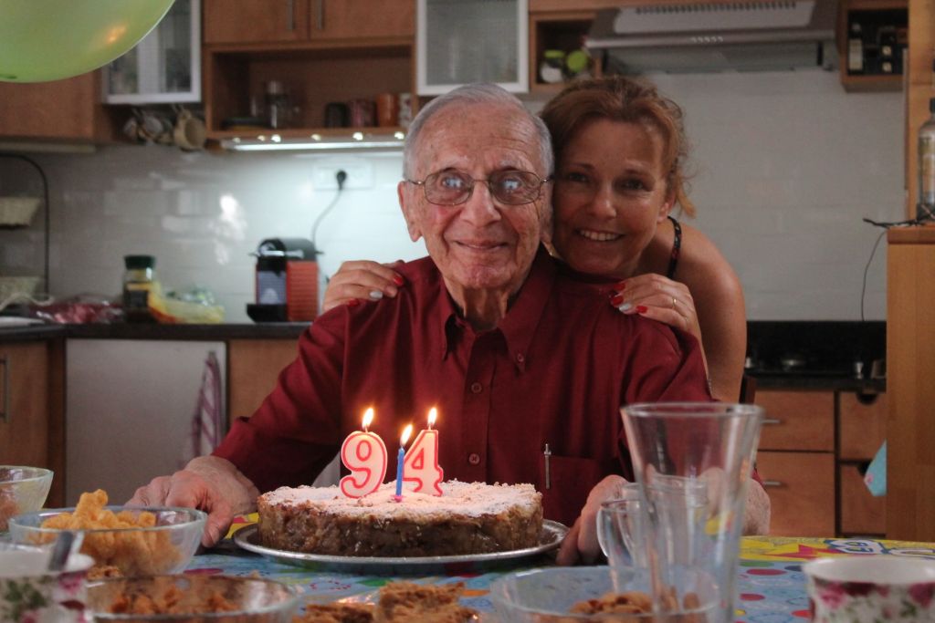 Cuando cumplió 94, con su hija Evelyn