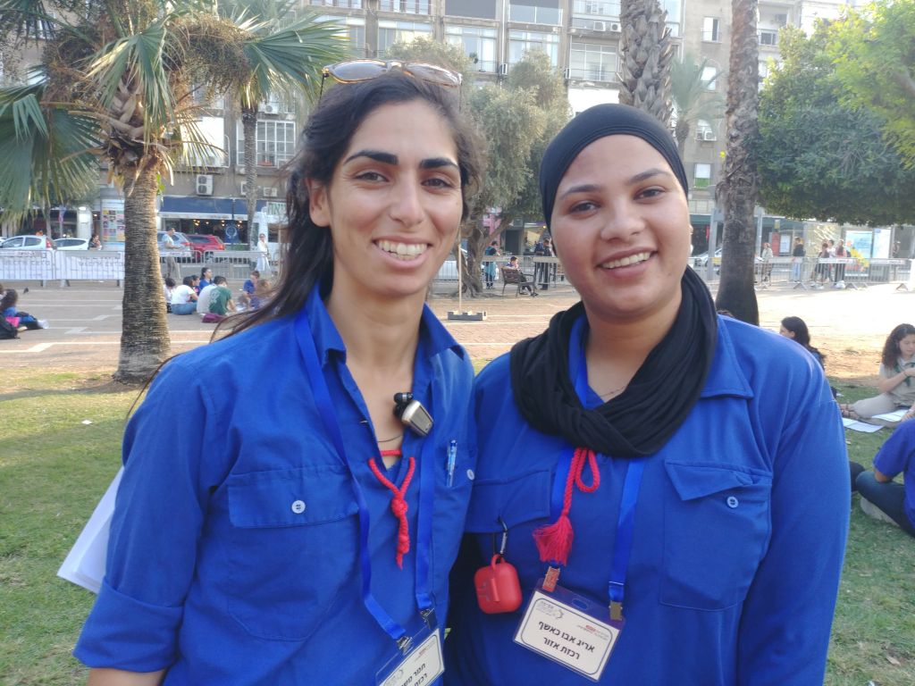 Aquí Tamar y Aridj, judía y musulmana. "Esto es por nuestro país", nos dice Aridj, la coordinadora del movimiento "Hanoar Haoved Vehalomed" en la ciudad beduina de Rahat