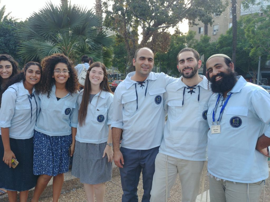 Y los jóvenes de Bnei Akiva, como Eljanan Cohen-Sasson (rel primer muchacho de la izquierda) y sus compañeros