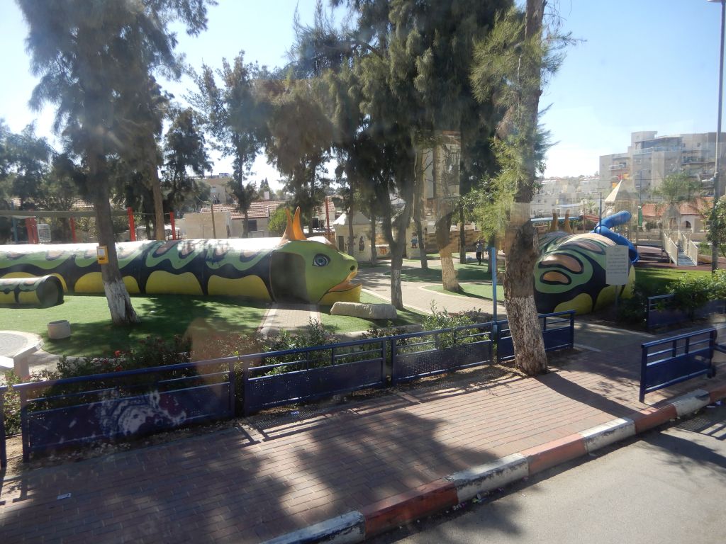 Un juego en un parque de diversiones en Sderot, el gusano multicolor, es de hecho una original "migunit"